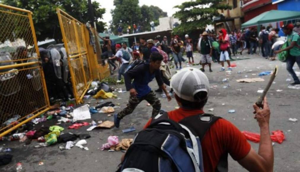 Los agentes guatemaltecos formaron una barrera humana para intentar impedir el paso de los migrantes.