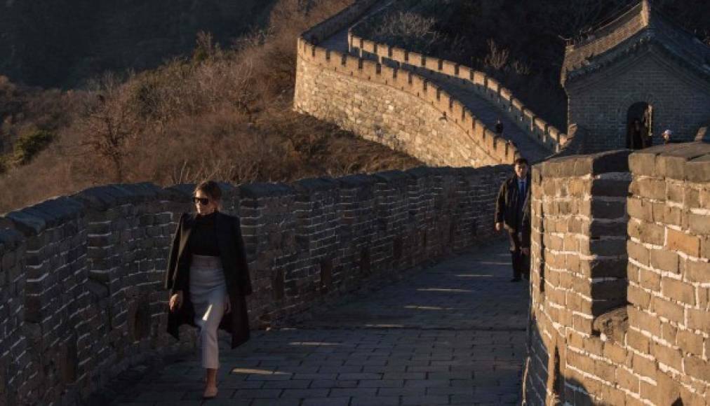 China. Visita a gran altura. La primera dama de Estados Unidos, Melania Trump, camina en la Gran Muralla de China.