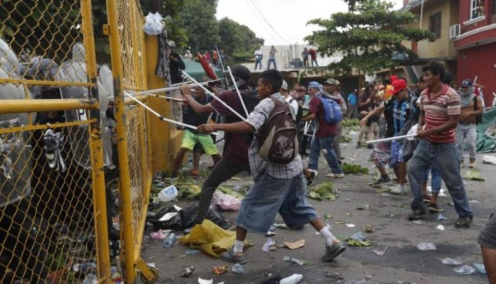 Varios agentes guatemaltecos resultaron heridos al recibir los impactos de las piedras y otros objetos que fueron lanzados por los migrantes.