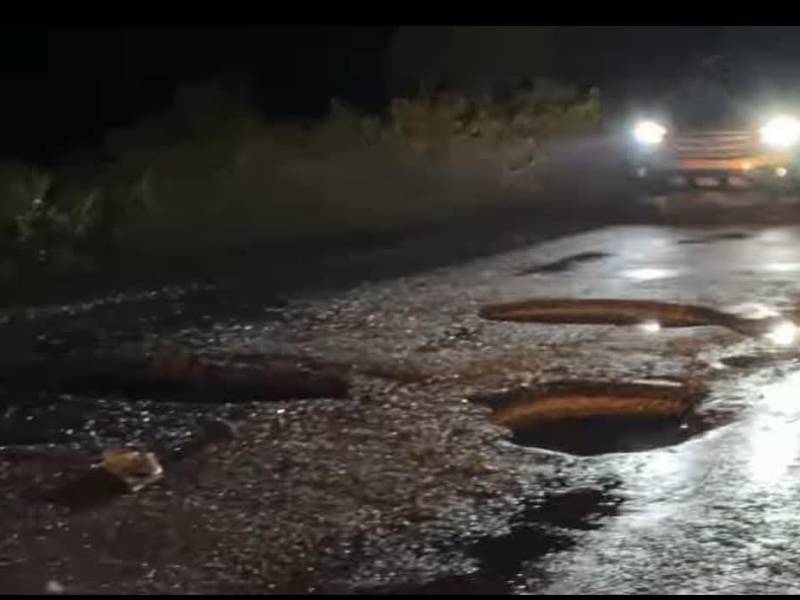 Viajar de noche por la carretera CA-13 representa un peligro debido a los constantes baches y la falta de iluminación. Estos hoyos ya han provocado accidentes, algunos de ellos con consecuencias fatales.
