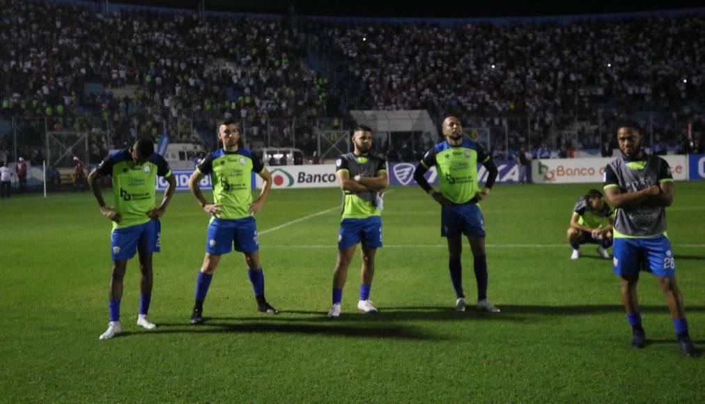 En esa intensa llave, el Olimpia terminó por coronarse campeón. Sin embargo, meses después uno de los futbolistas que estuvo presente en esa gran final tomó la decisión de salir del país y marcharse de “mojado” a Estados Unidos.