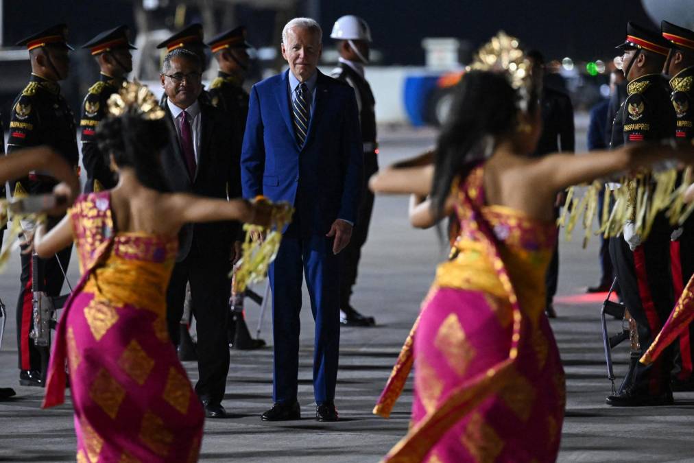 A su llegada a Bali, el presidente estadounidense, Joe Biden, fue recibido por un grupo de bailarinas ataviadas con un traje típico.