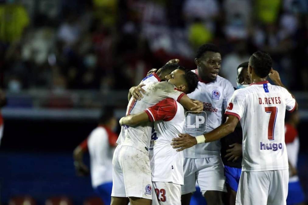 La alegría de los jugadores del Olimpia tras el pitazo final.