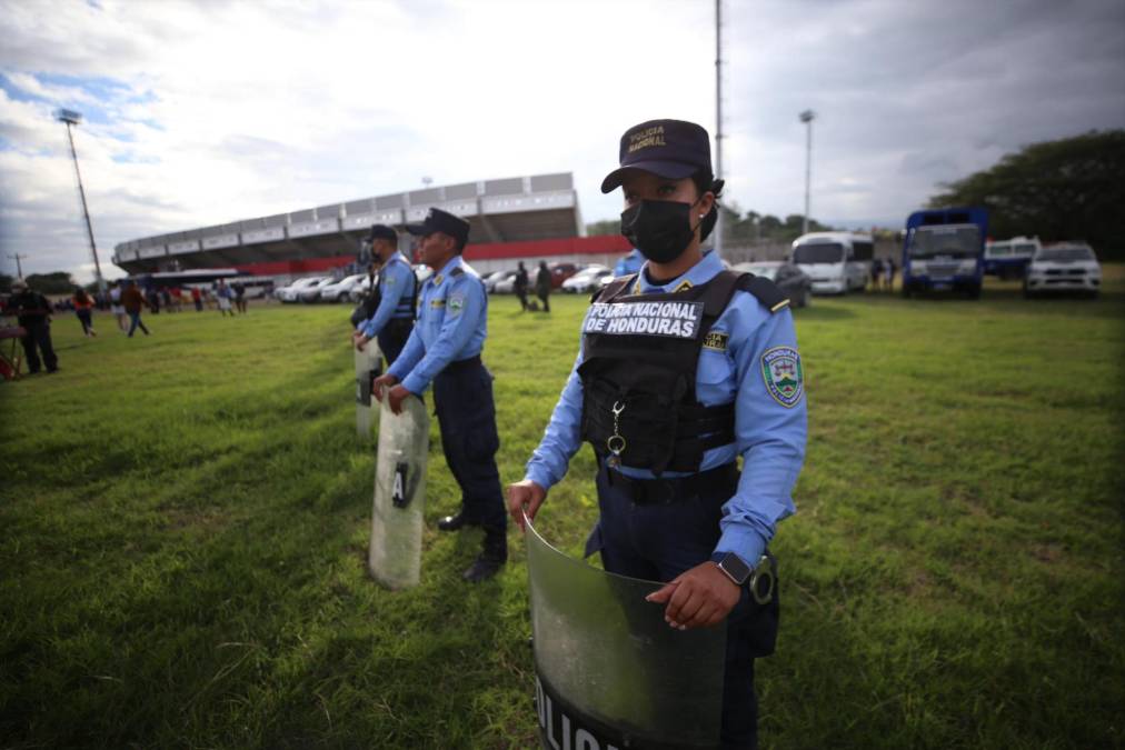 Los elementos de la Policía Nacional han brindado seguridad en el estadio Carlos Miranda de Comayagua. Esta chica se robó las miradas.