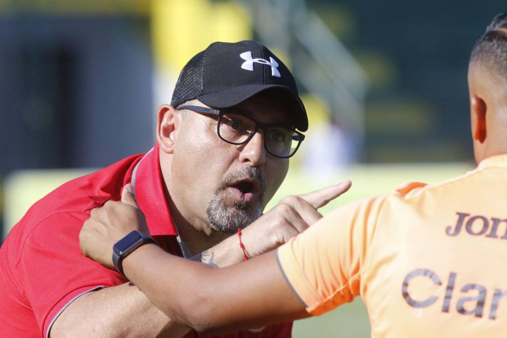 Sin embargo, la lucha campal iba a llegar en las últimas instancias del encuentro, cuando “Tato” García, entrenador de Independiente enloqueció.