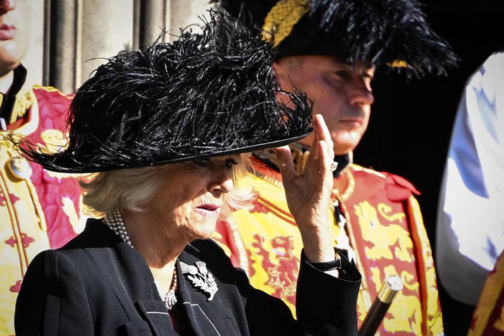 Por detrás de los hijos de Isabel II y el vicealmirante Tim Laurence, marido de la princesa Ana, iban en el coche real la reina consorte, Camilla, y Sofía, esposa del príncipe Eduardo.