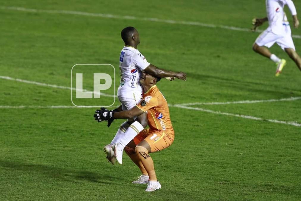 Júnior Lacayo celebrando con el portero suplente de Comunicaciones tras el final del partido.