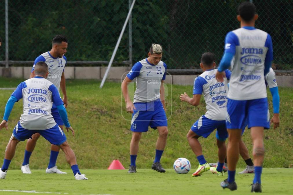 Francisco Martínez le mostró su clase con la pelota al resto de jugadores que convocó Diego Vázquez para el microciclo que se realizará por tres días.