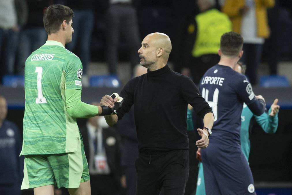 Pep Guardiola se fue también donde Courtois y muy caballerosamente lo felicitó.