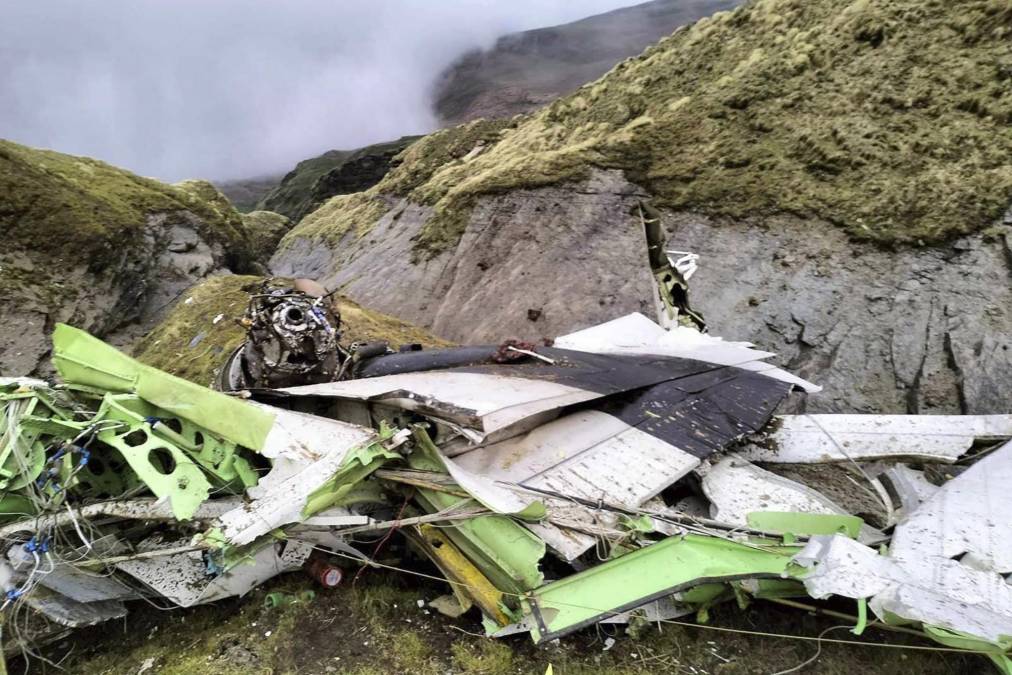 El lunes se reanudó la búsqueda y el ejército publicó una foto de piezas de aviones y otros restos esparcidos por la escarpada ladera de la montaña, entre ellos un ala con la matrícula 9N-AET claramente visible.