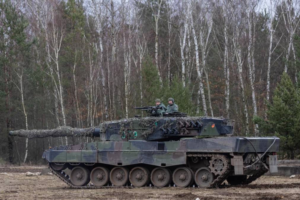 Recién llegados del frente, 105 soldados ucranianos siguen una formación intensa sobre tanques <b>Leopard</b> en Polonia, impartida por instructores noruegos, canadienses y polacos, explicaron los organizadores y participantes de este curso excepcional.