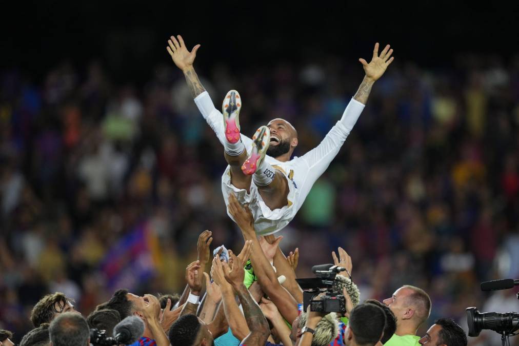 Tras el pitazo final, el brasileño Dani Alves fue homenajeado por sus excompañeros del FC Barcelona.