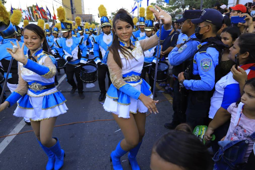 Las palillonas del JTR engalanaron el desfile. 