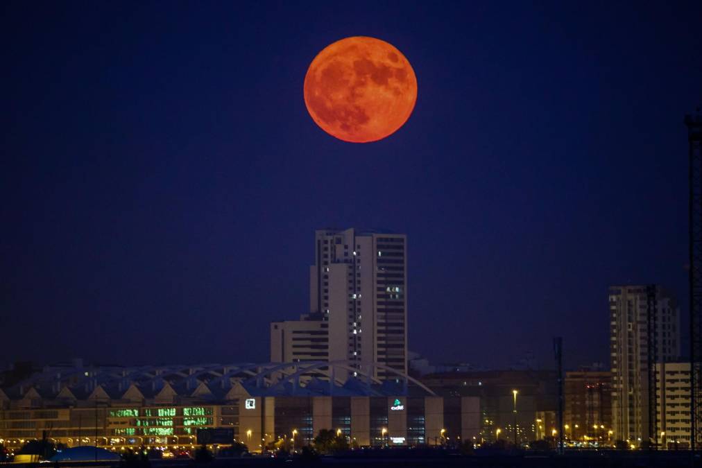 Un espectáculo de gala se observó anoche en el firmamento al hacer su aparición la “superluna”, la segunda del año y la primera del verano.