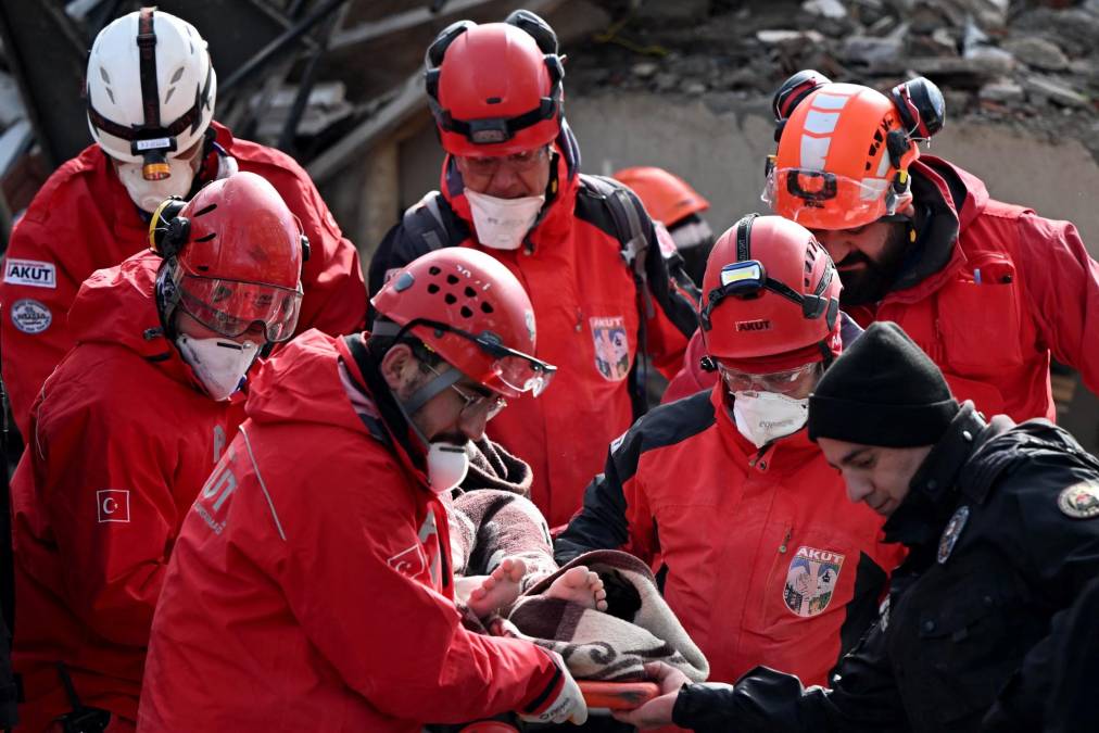 Rescatistas buscan contra reloj a supervivientes de los terremotos en Turquía y Siria