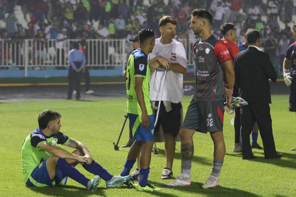 Auzmendi estaba en el césped, mientras Cristian Altamirano, Santiago Molina (baja por lesión) y el portero argentino Quinteros platicaban en un lado del césped.