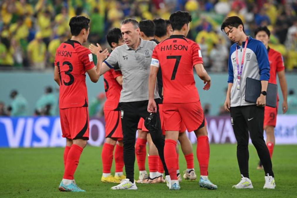 A pesar de haber llegado hasta octavos de final con la selección. Después de la dura derrota ante Brasil, Bento comunicó su salida.