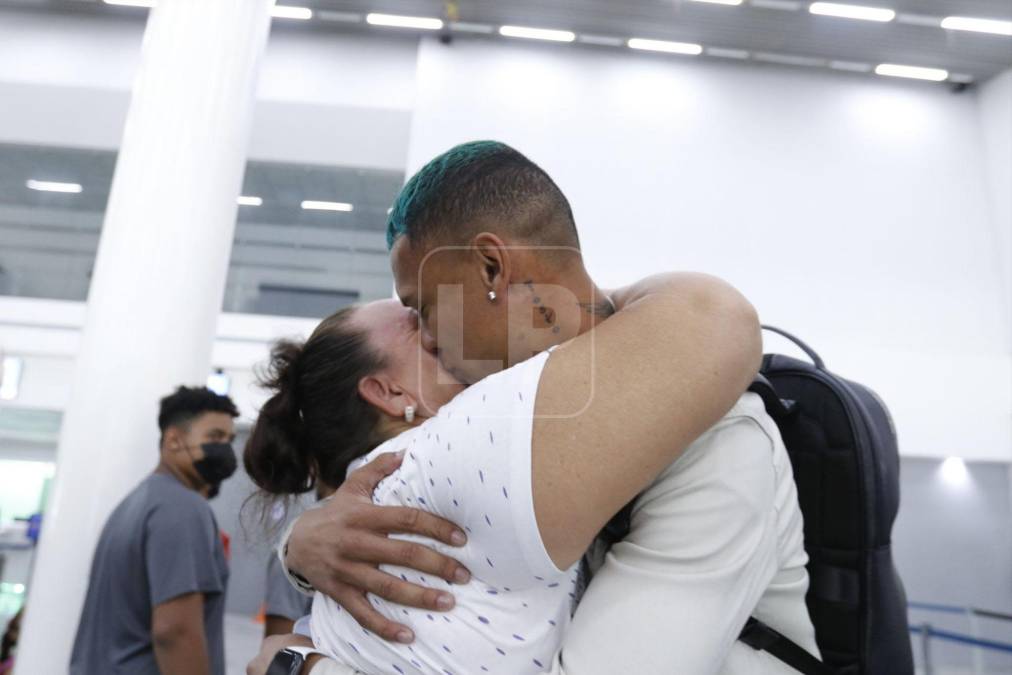Uno llegó con su bella novia: Legionarios llegan a Honduras para sumarse a la selección