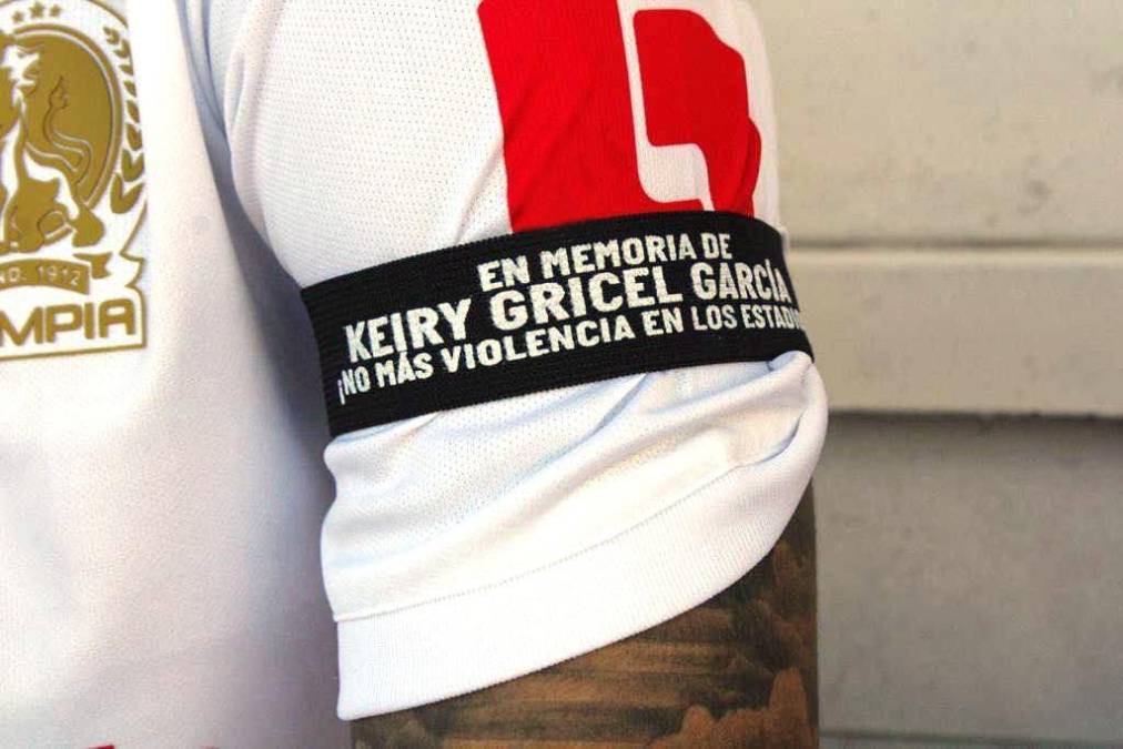 El Olimpia saltó a la cancha del Estadio Olímpico honrando la memoria de Keiry Gricel García, joven que falleció tras los disturbios ocurridos en el derbi sampedrano.