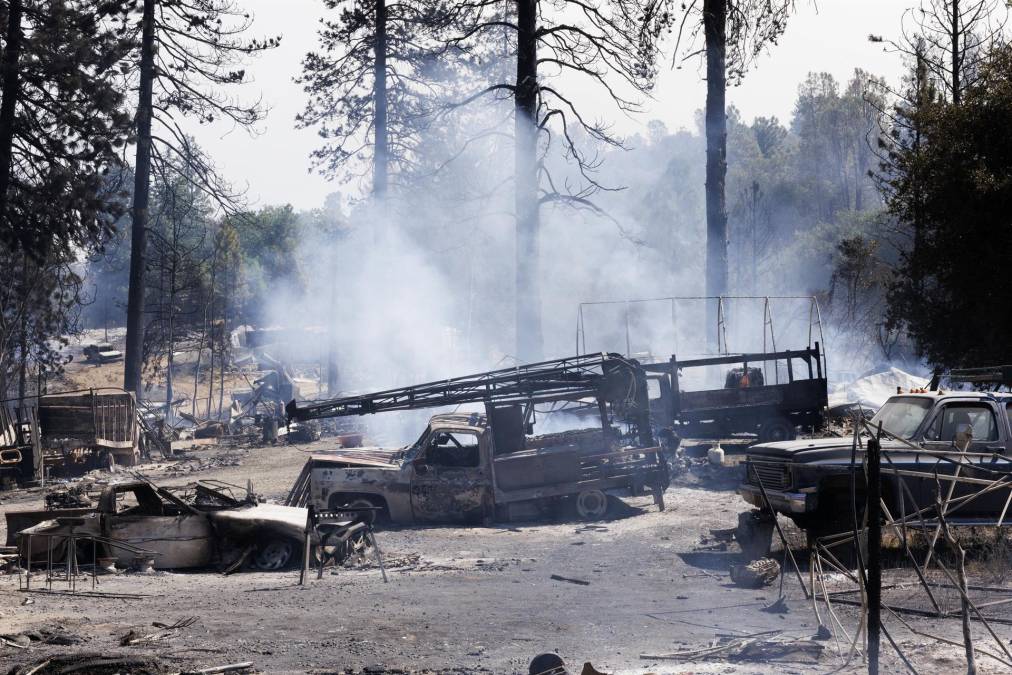 El espeso humo ayudó el domingo a reducir el crecimiento del incendio pero, en contrapartida, impidió el despegue de numerosos aviones de los bomberos, dijo el Servicio Forestal de Estados Unidos (USFS).