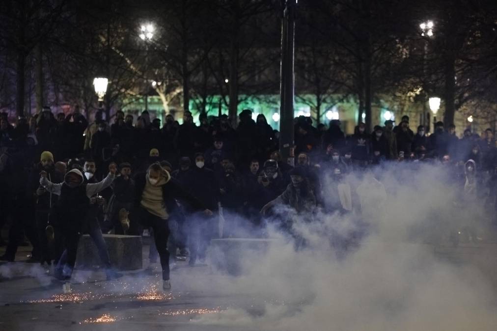 Violentas protestas en París contra la reforma de pensiones de Macron