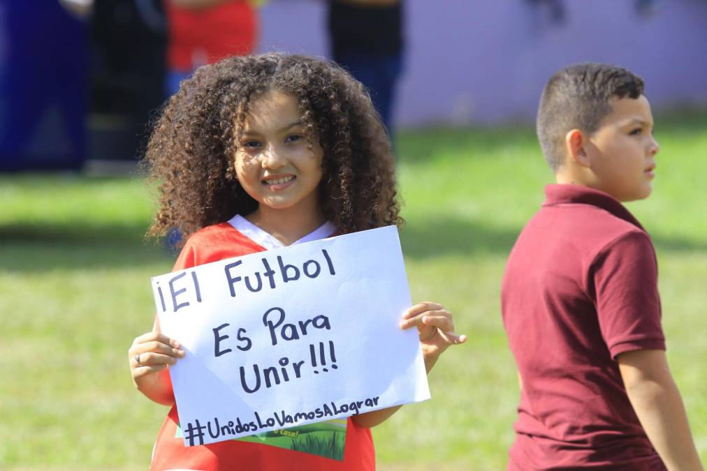 ¡Qué ternura! Una pequeña aficionada se robó el show en la previa con su belleza y el mensaje que traía entre sus manos.