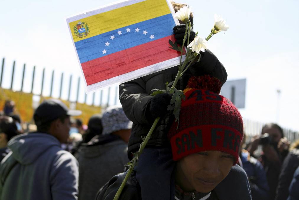 Activistas pro-migrantes realizan homenaje a víctimas de tragedia en México