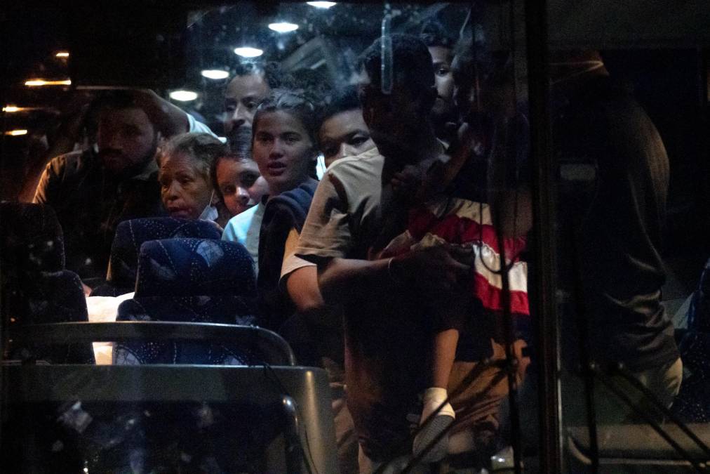 Muchos hombres solos, pero también algunas familias con niños pequeños, llegaron en tres buses a Nueva York este miércoles, con semblante cansado tras cerca de 30 horas de viaje.