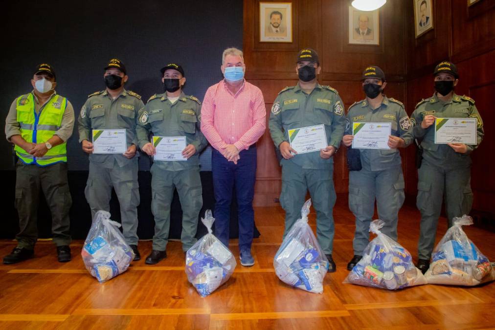 Los policías Francisco Alexis Sánchez, Santos Roger Girón, Wendy Yamileth Meléndez, Leila Margot González y el subinspector Mauricio López Arias, no aceptaron el soborno de un ciudadano que se encontraba botando basura en uno de los bordos de la ciudad.