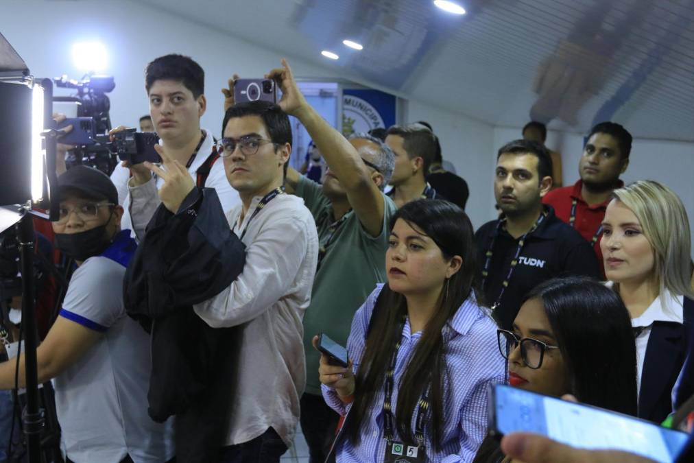 Los periodistas mexicanos salieron molestos por lo ocurrido en el césped del estadio Olímpico de San Pedro Sula.