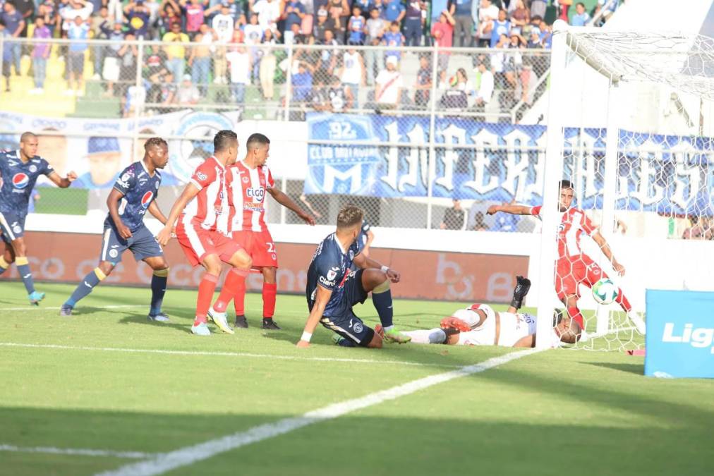 El momento exacto del gol de Raúl Marcelo Santos para el empate de Motagua. El balón cruzó toda la línea.