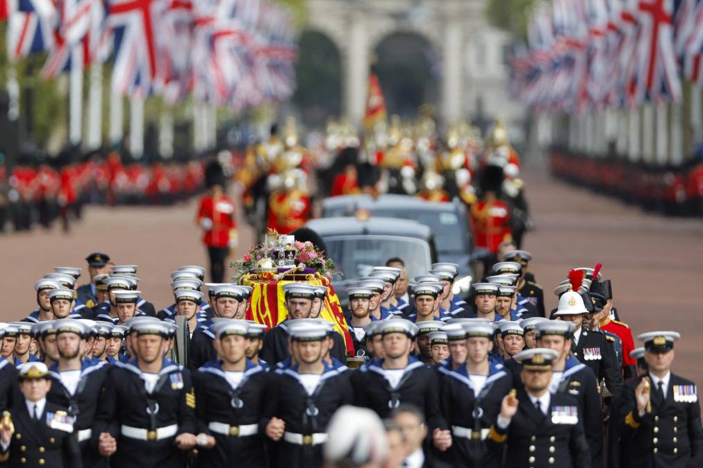 El ataúd permanecerá cubierto con el Estandarte real, la corona imperial; el orbe real, pieza que representa al mundo cristiano, el cetro de oro, que simboliza el poder, y una corona de flores.