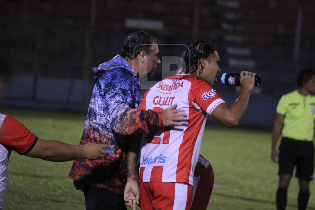 ¿Qué hizo tras el final del partido? Así fue el debut del “Gullit” Peña en Honduras
