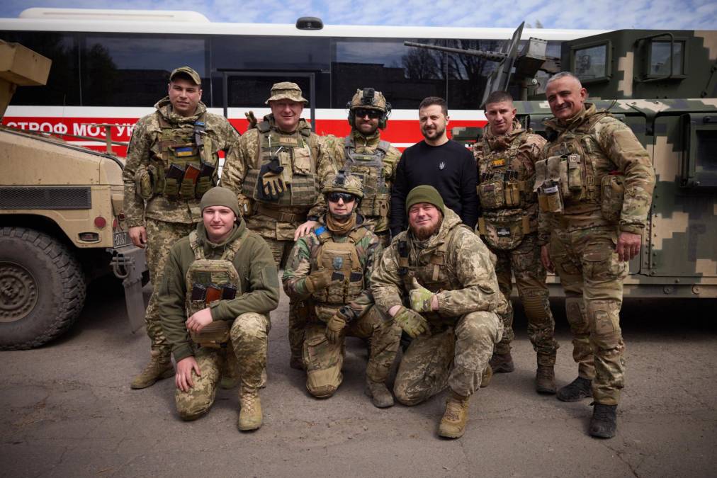 Por otra parte, el presidente ucraniano, Volodimir Zelenski, visitó la ciudad de Avdíivka, uno de los puntos más calientes del frente oriental de Ucrania, anunció su oficina de prensa. 