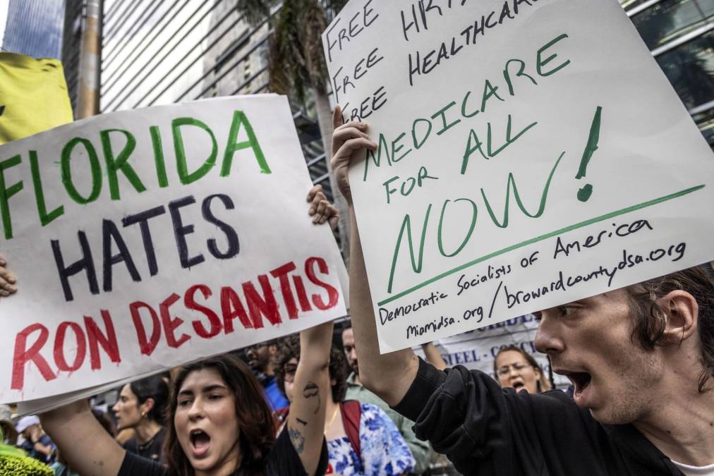Cientos protestan en las calles de Miami contra el “racista” DeSantis