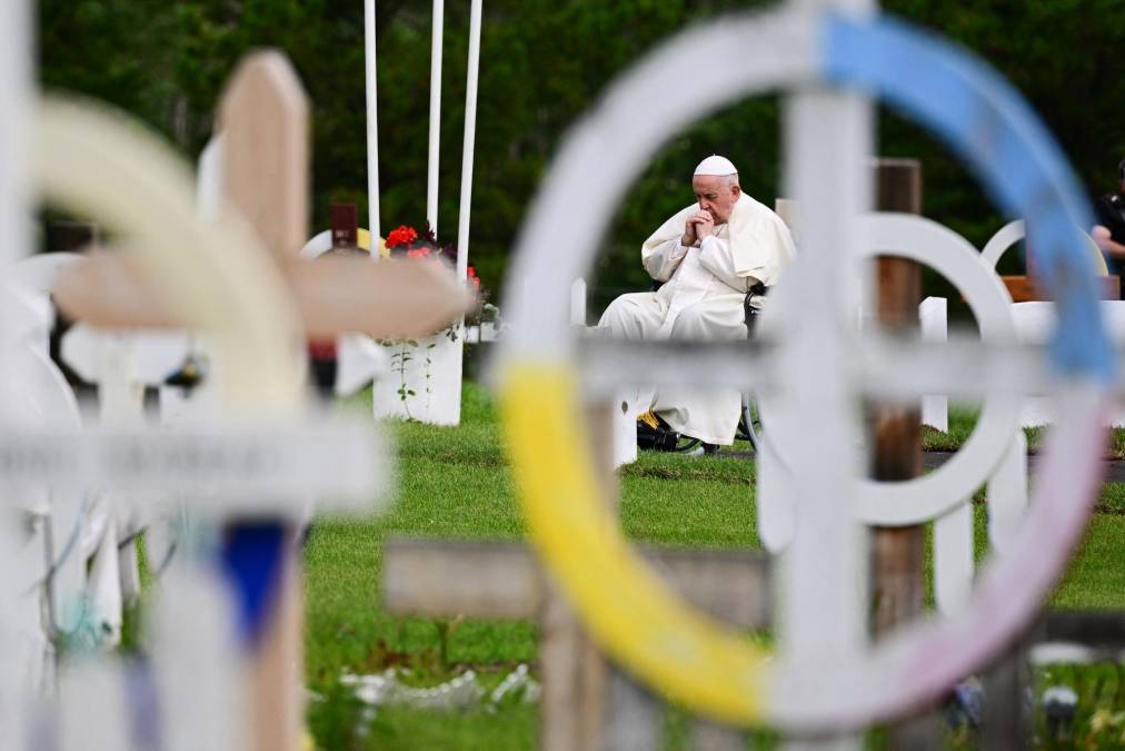 Francisco llegó a Maskwacis, donde se encuentra el antiguo internado de Ermineskin, uno de las más grandes de Canadá, abierto de 1895 a 1975. Después de una oración silenciosa en el cementerio, el Papa pronunció su primer discurso, en español, frente a unas 15,000 personas entre ellas antiguos alumnos de los pensionados indígenas.