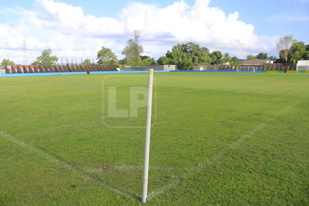 Así se encuentra la grama del estadio de Choloma, recinto deportivo en donde se reanudará el clásico sampedrano.