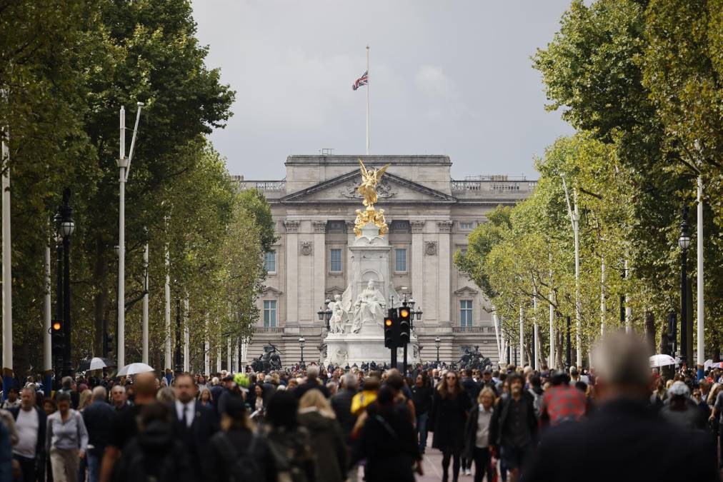 Salvas de cañón, ofrendas florales y los sentidos homenajes de representantes de la vida pública británica marcan este viernes el principio del adiós a Isabel II, que culminará con un funeral de Estado en Londres dentro de unos diez días.