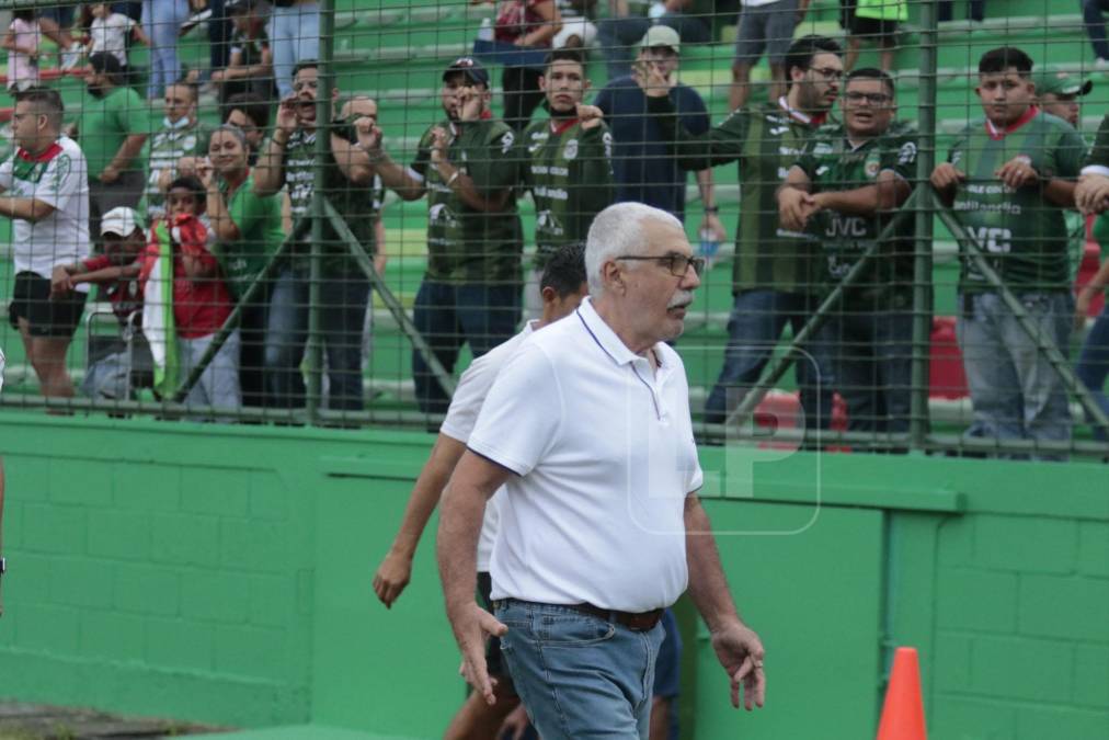 Algunos aficionados del Marathón le reclamaron a su técnico Manuel Keosseián tras el final del juego.