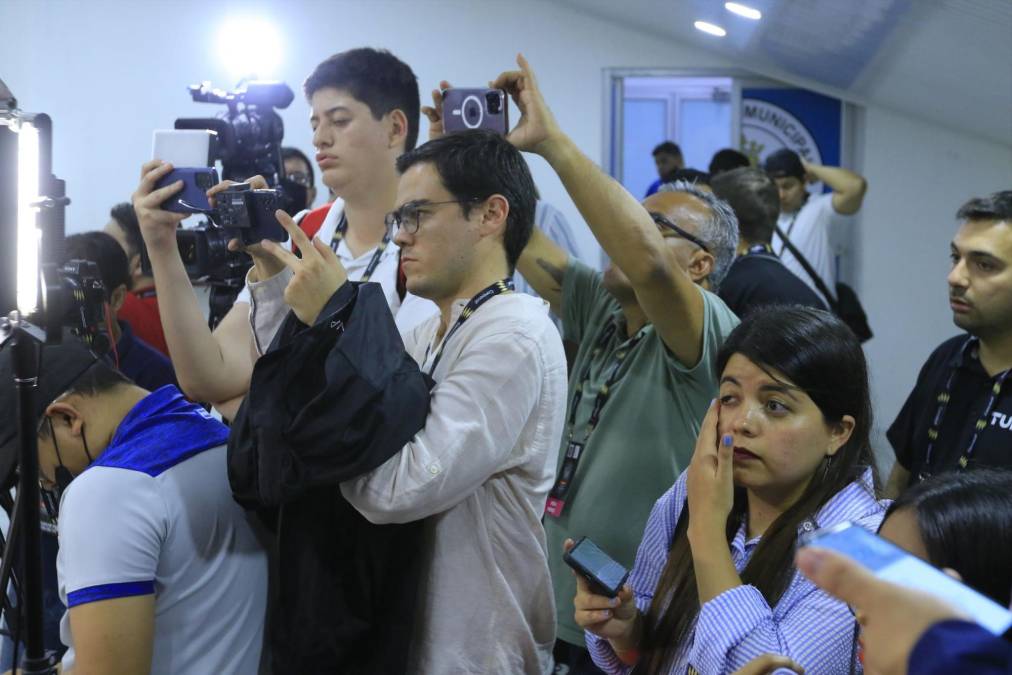 Periodistas mexicanos cubrieron la rueda de prensa y su malestar con el entrenador Benjamín Mora era evidente.