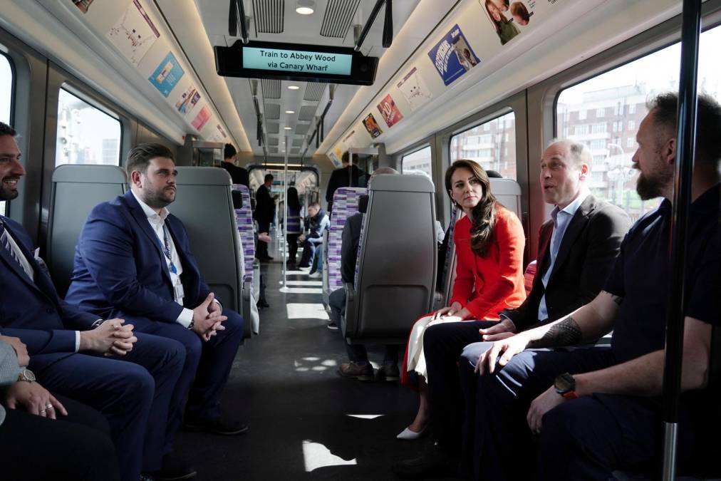 El heredero al trono y su esposa se sentaron junto a empleados del metro y luego recorrieron los vagones para saludar a los sorprendidos pasajeros.