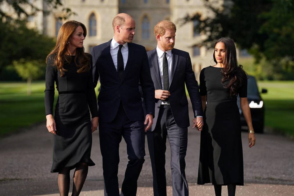 Las dos parejas, a las que se considera distanciadas desde hace años, caminaron bajo a los aplausos de la multitud, con la cual se detuvieron largamente a conversar, según imágenes de televisión.