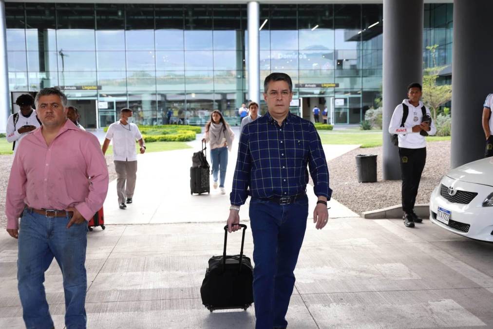 Rafael Villeda, presidente del “León”, también vino en el mismo avión, pero no atendió a los medios de prensa que estaban en el Aeropuerto Internacional de Palmerola.