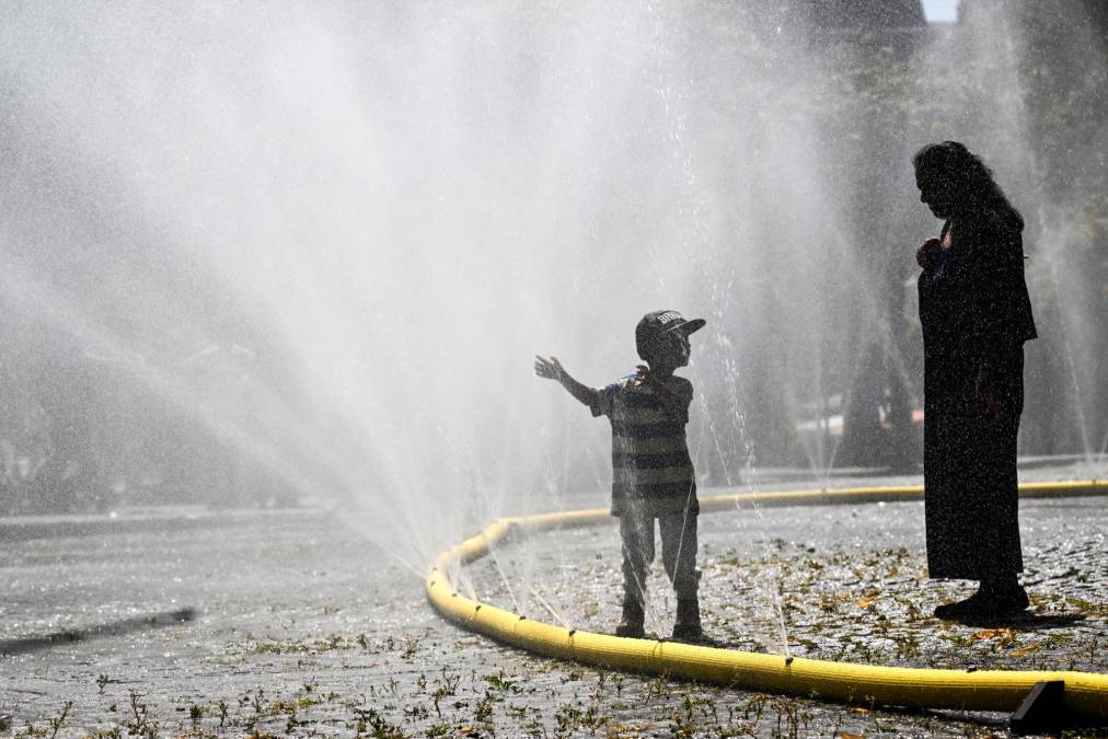 Pero los termómetros debían mantenerse cerca de los 40ºC en algunas zonas y volver a subir a partir del miércoles, sobre todo en Madrid y Andalucía. Podrían volver a alcanzarse los 44ºC en Sevilla este fin de semana.