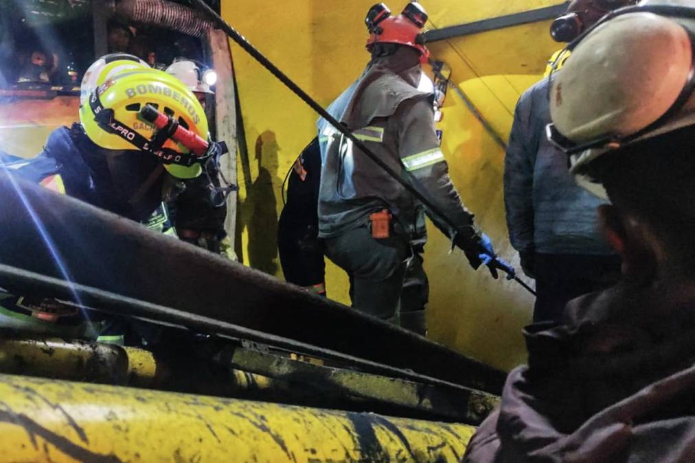 Al menos once personas murieron y diez más están atrapadas tras una explosión al interior de un túnel de minas de carbón en el centro de <b>Colombia</b>, informaron autoridades este miércoles.