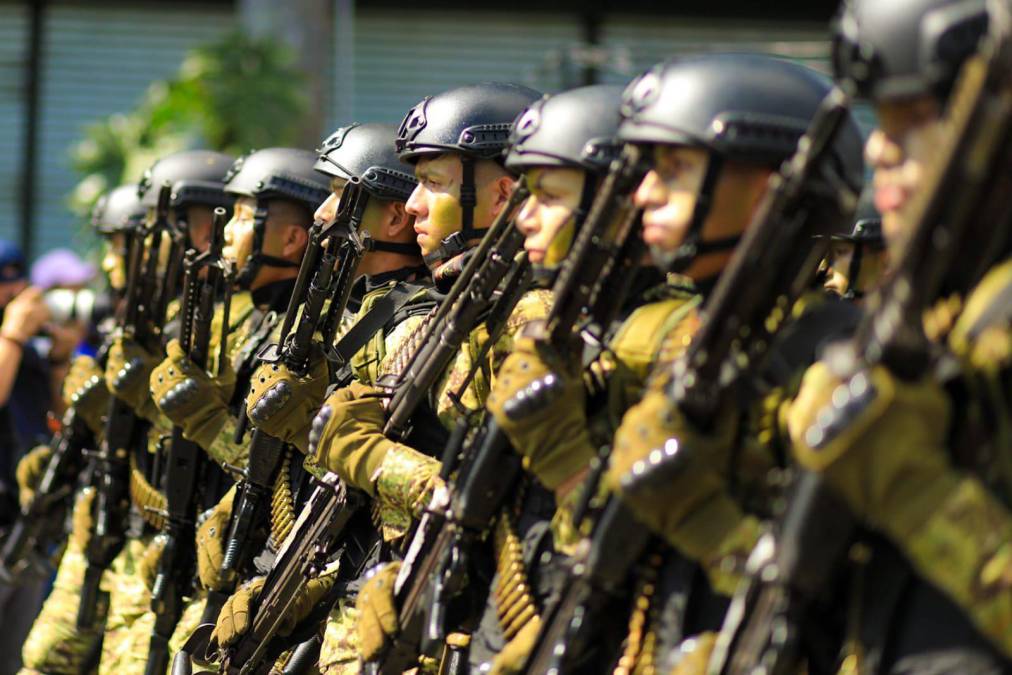 Espectacular desfile militar en El Salvador para conmemorar la Independencia