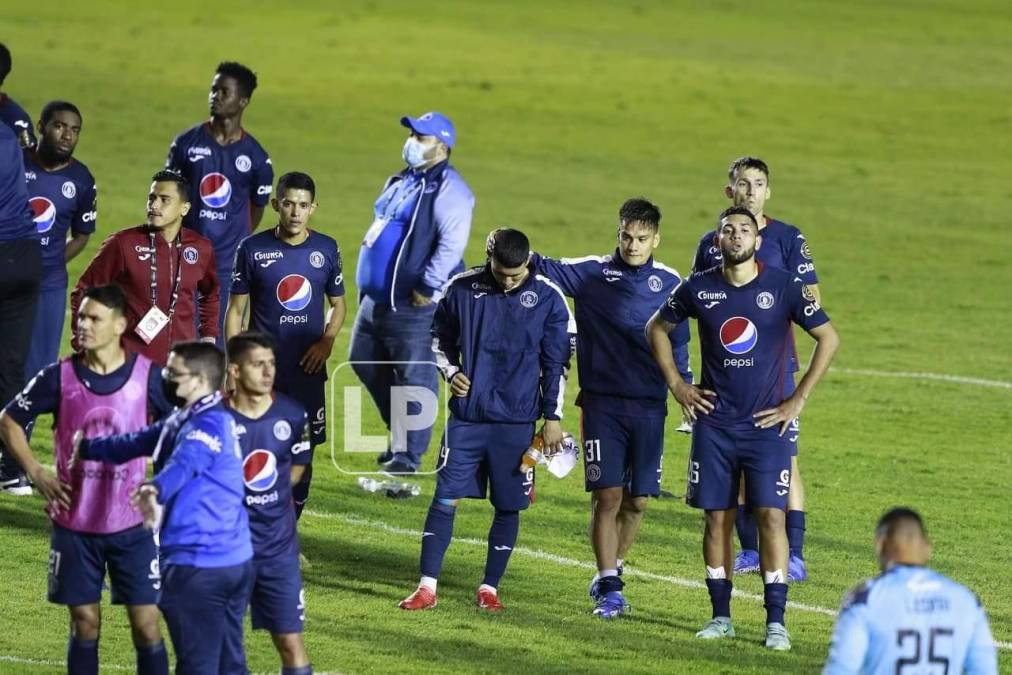 Los jugadores del Motagua se quedaron en el campo durante la coronación del Comunicaciones.