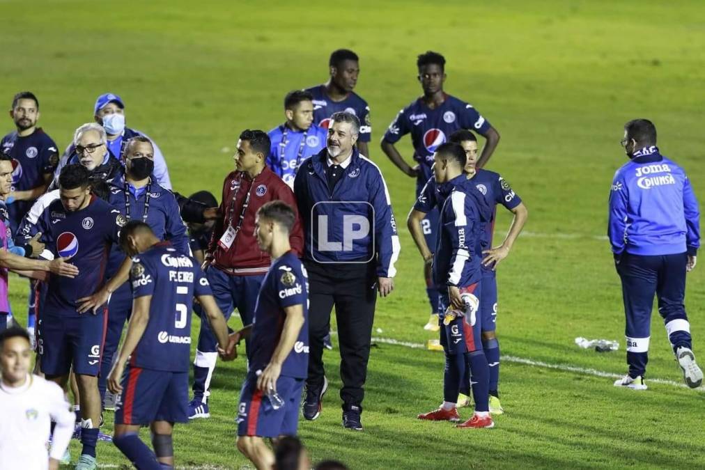 Los jugadores del Motagua se quedaron en el campo durante la coronación del Comunicaciones.