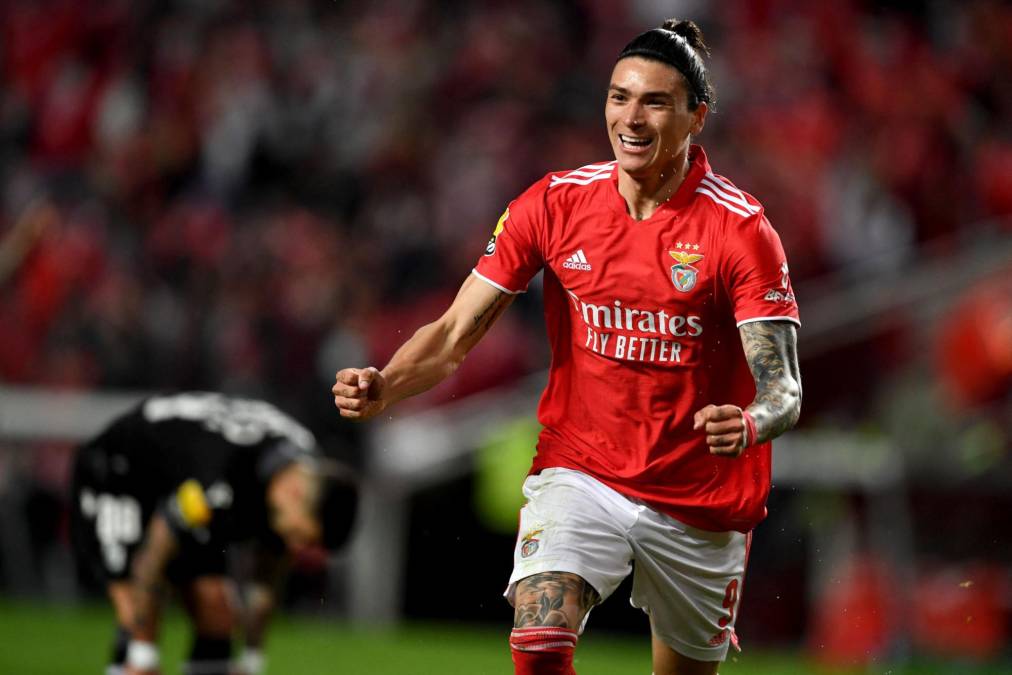 Darwin Núñez (Benfica) - El delantero uruguayo de 22 años es el goleador del equipo portugués y tiene un valor de mercado de 40 millones de euros.