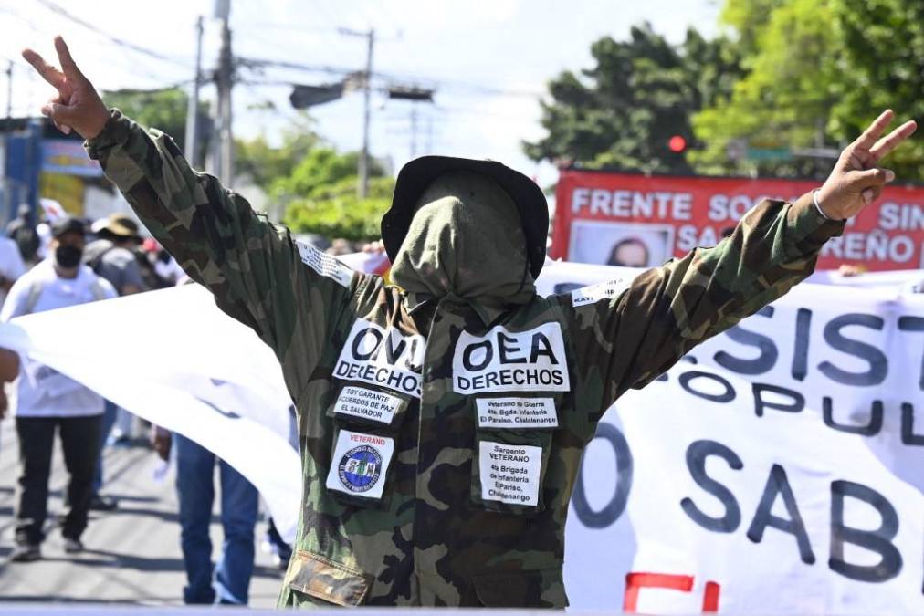 En tanto, el coordinador del denominado Frente Sindical Salvadoreño (FESS), Wilfredo Berríos, dijo que salieron a las calles “para exigir al gobierno y a los diputados que no se privatice el agua”.
